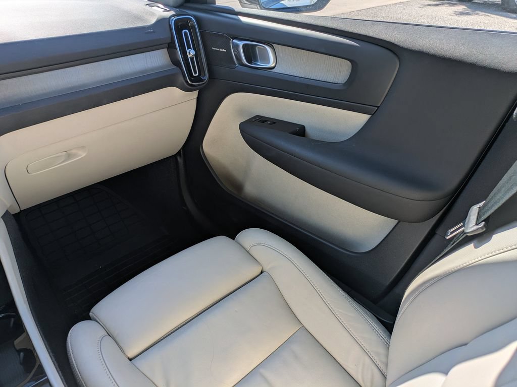 Certified 2023 Volvo XC40 B5 Plus w/ Driver Assist Package AWD/4WD image 17