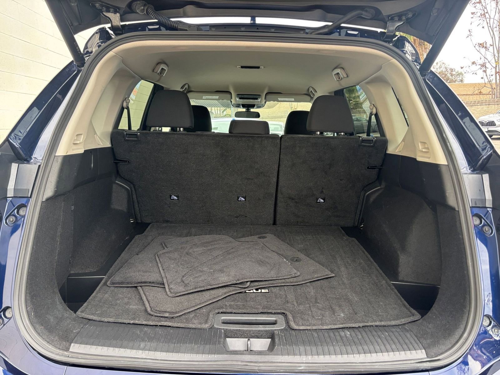 Used 2025 Nissan Rogue SV image 31