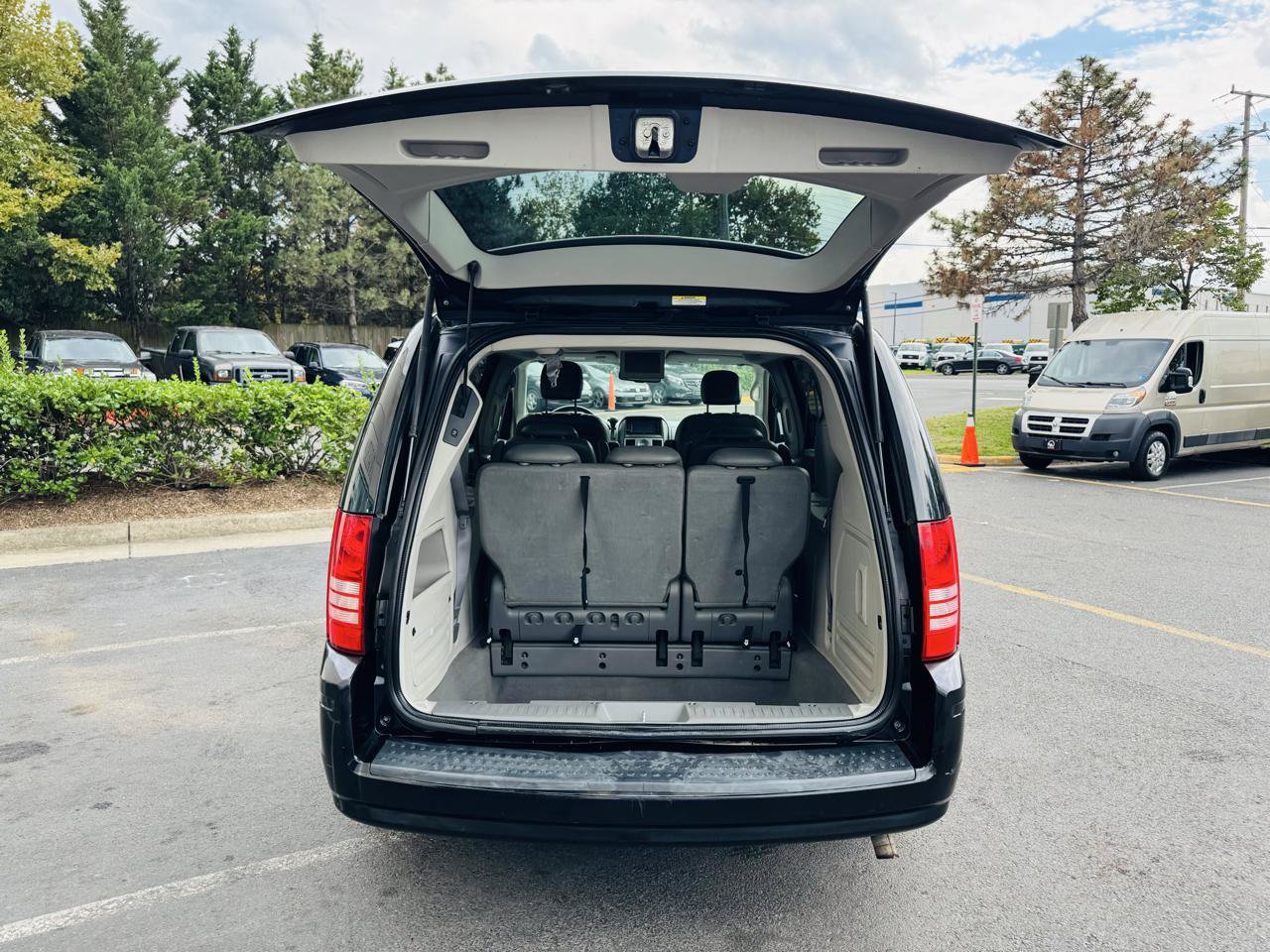 Used 2008 Chrysler Town & Country Touring FWD image 20