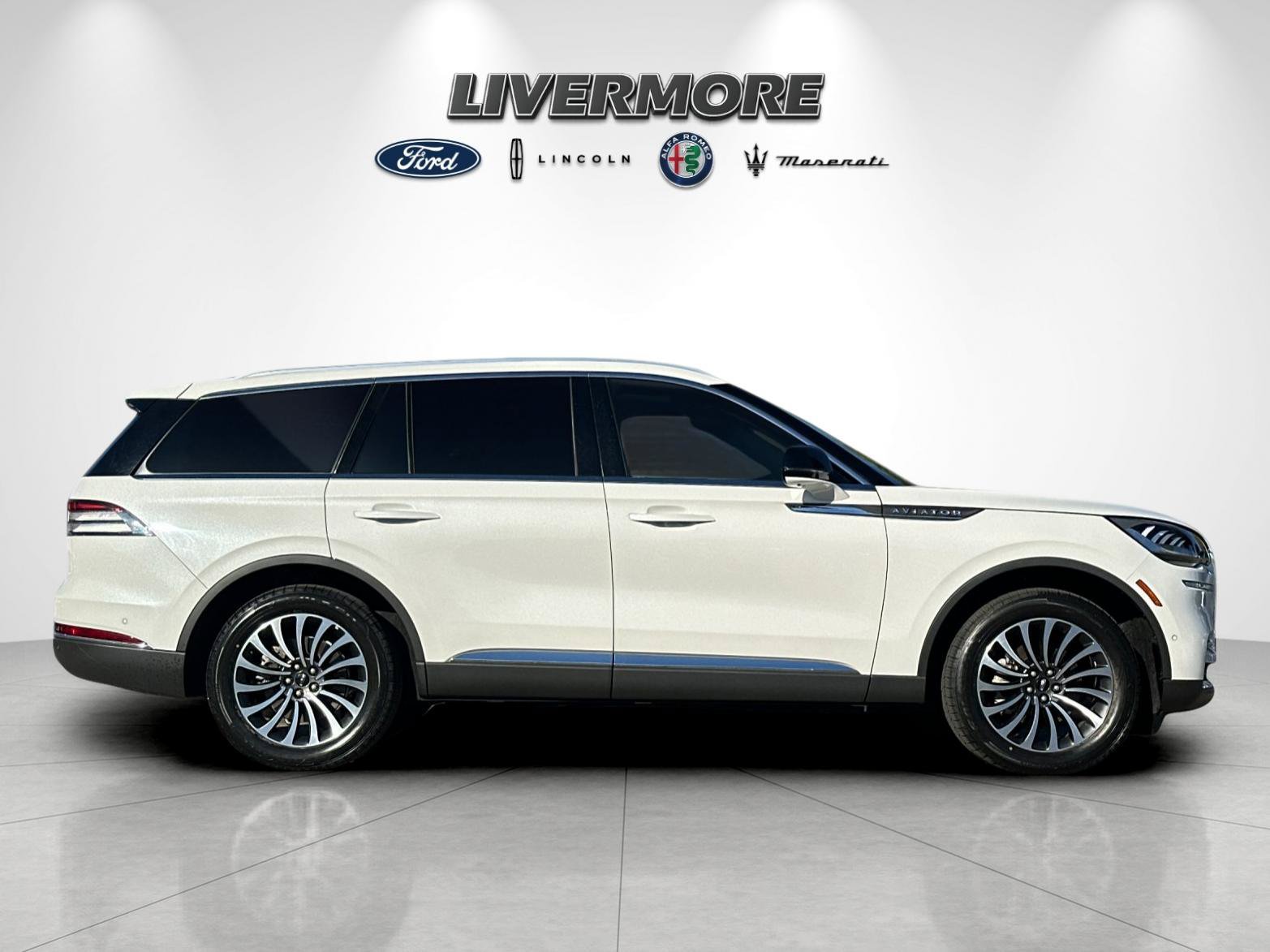 Used 2023 Lincoln Aviator Reserve w/ Equipment Group 201A AWD/4WD image 2