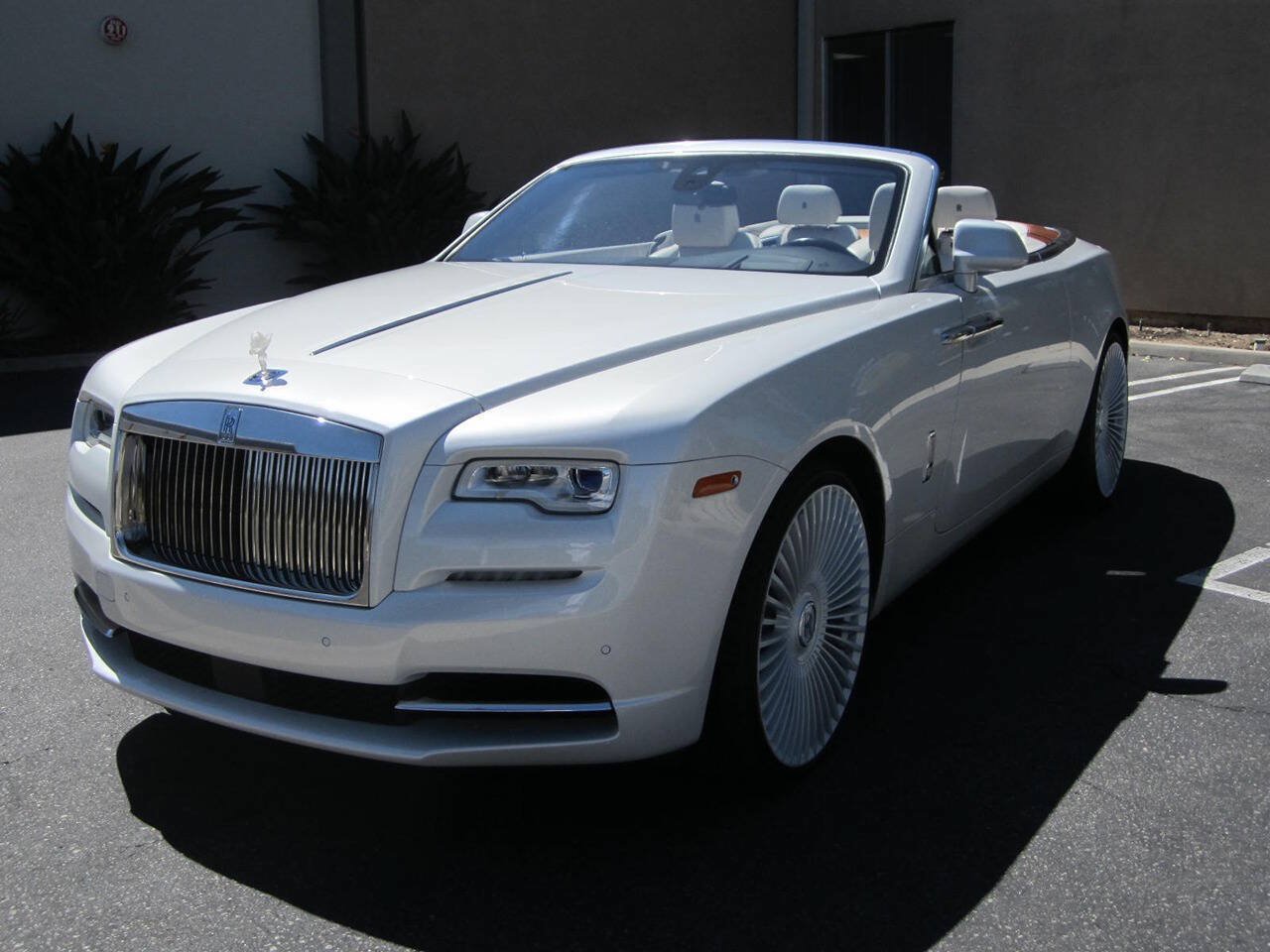 Used 2016 Rolls-Royce Dawn RWD image 24