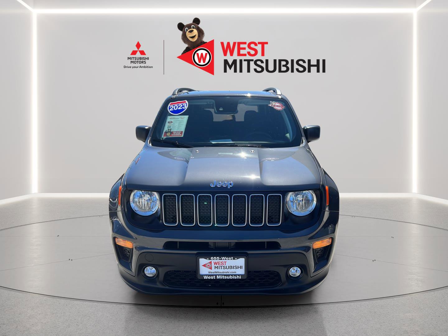 Used 2023 Jeep Renegade Latitude w/ Sun & Fun Group AWD/4WD image 2