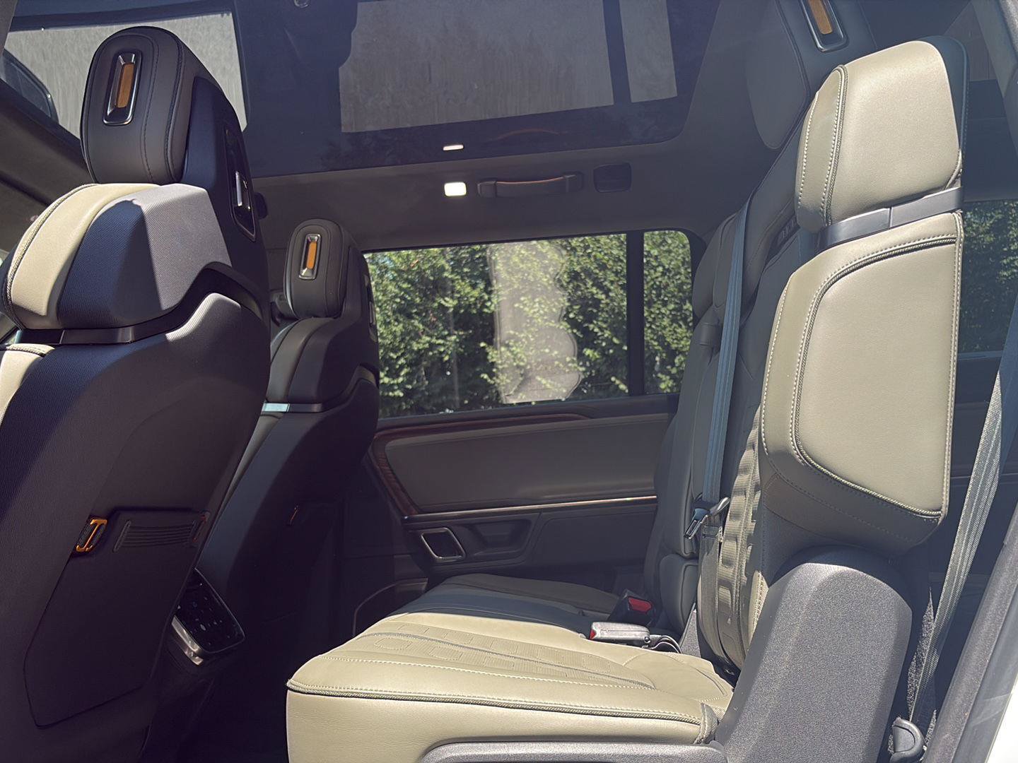 Used 2024 Rivian R1S Adventure AWD/4WD image 19