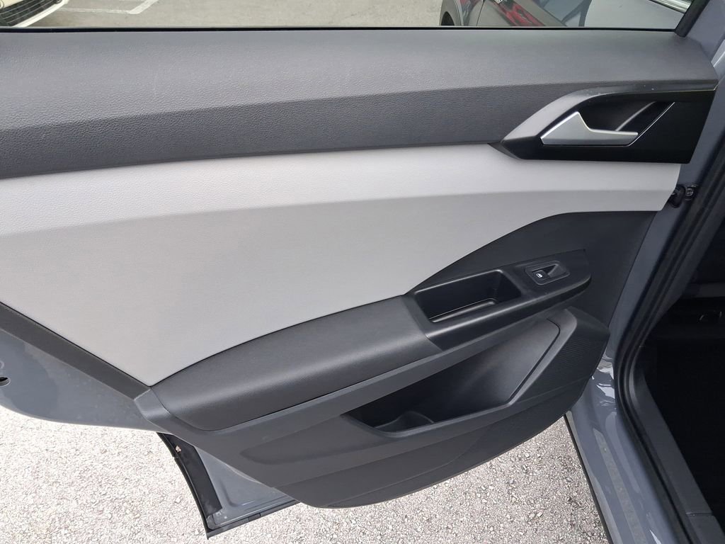 Used 2023 Volkswagen Taos SE w/ Panoramic Sunroof Package FWD image 11