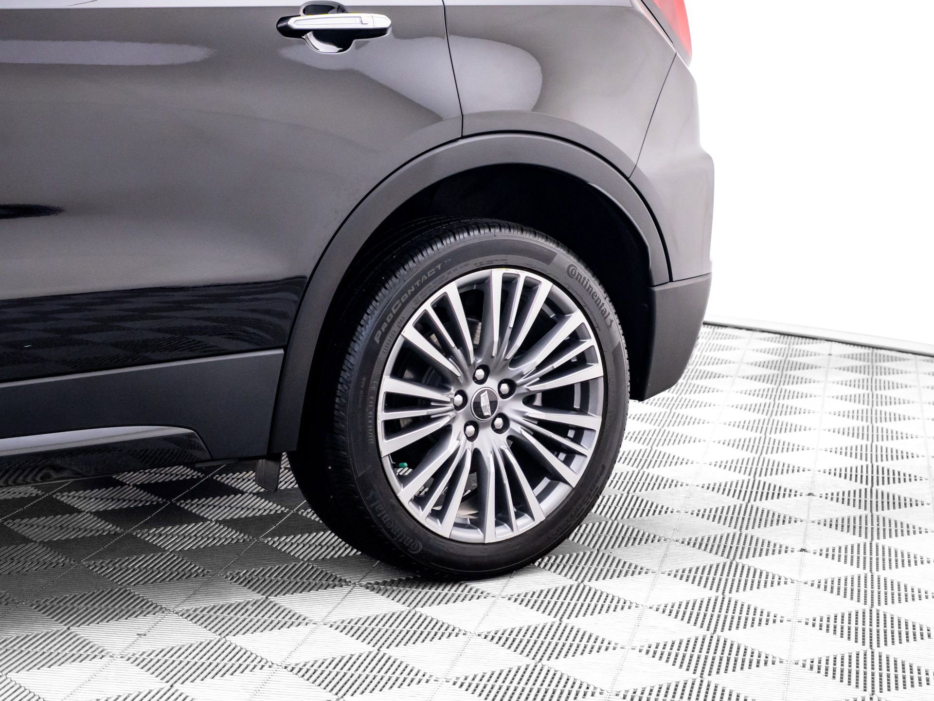 Certified 2025 Cadillac XT4 Premium Luxury AWD/4WD image 39