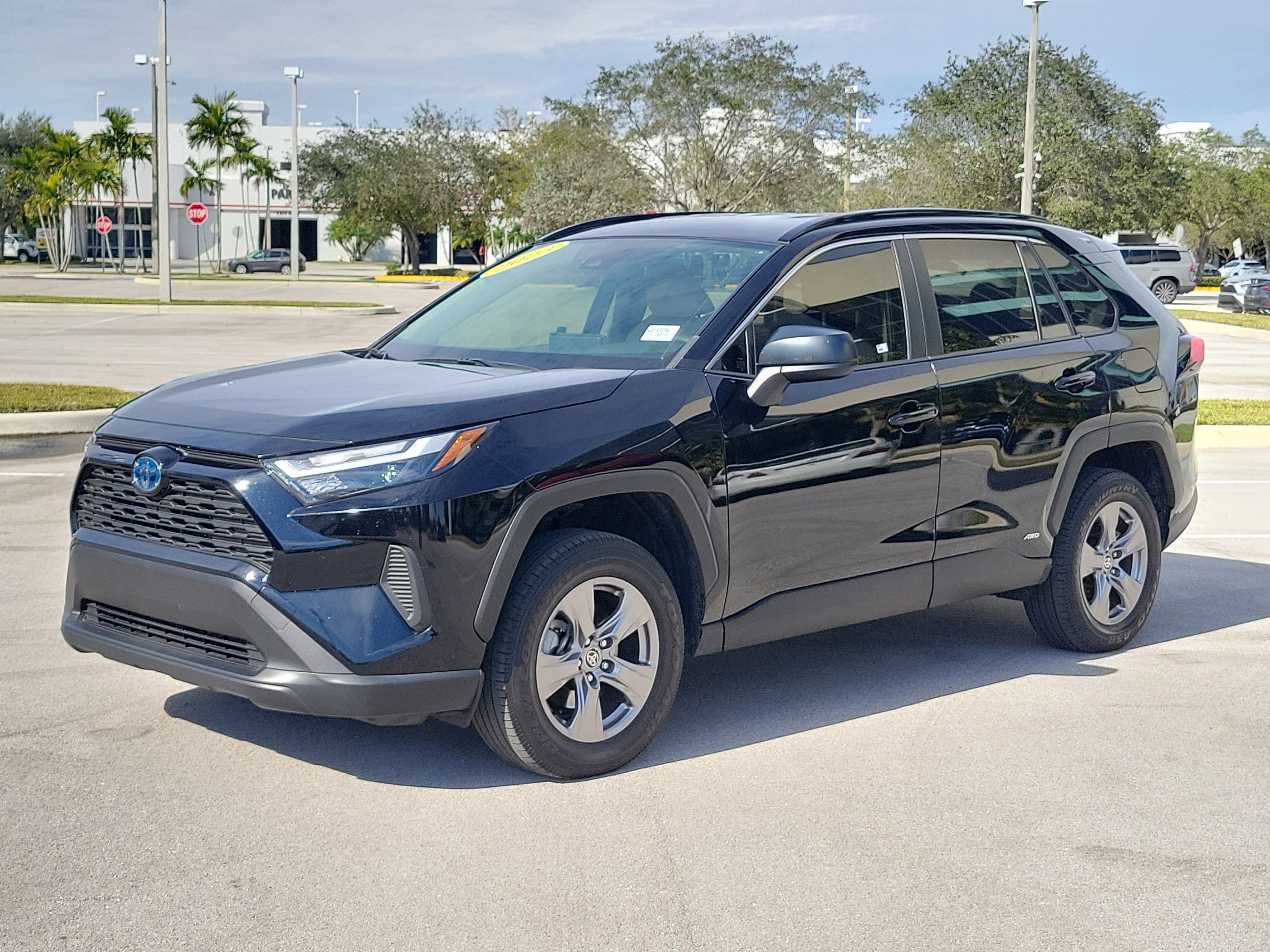 Used 2023 Toyota RAV4 LE image 7