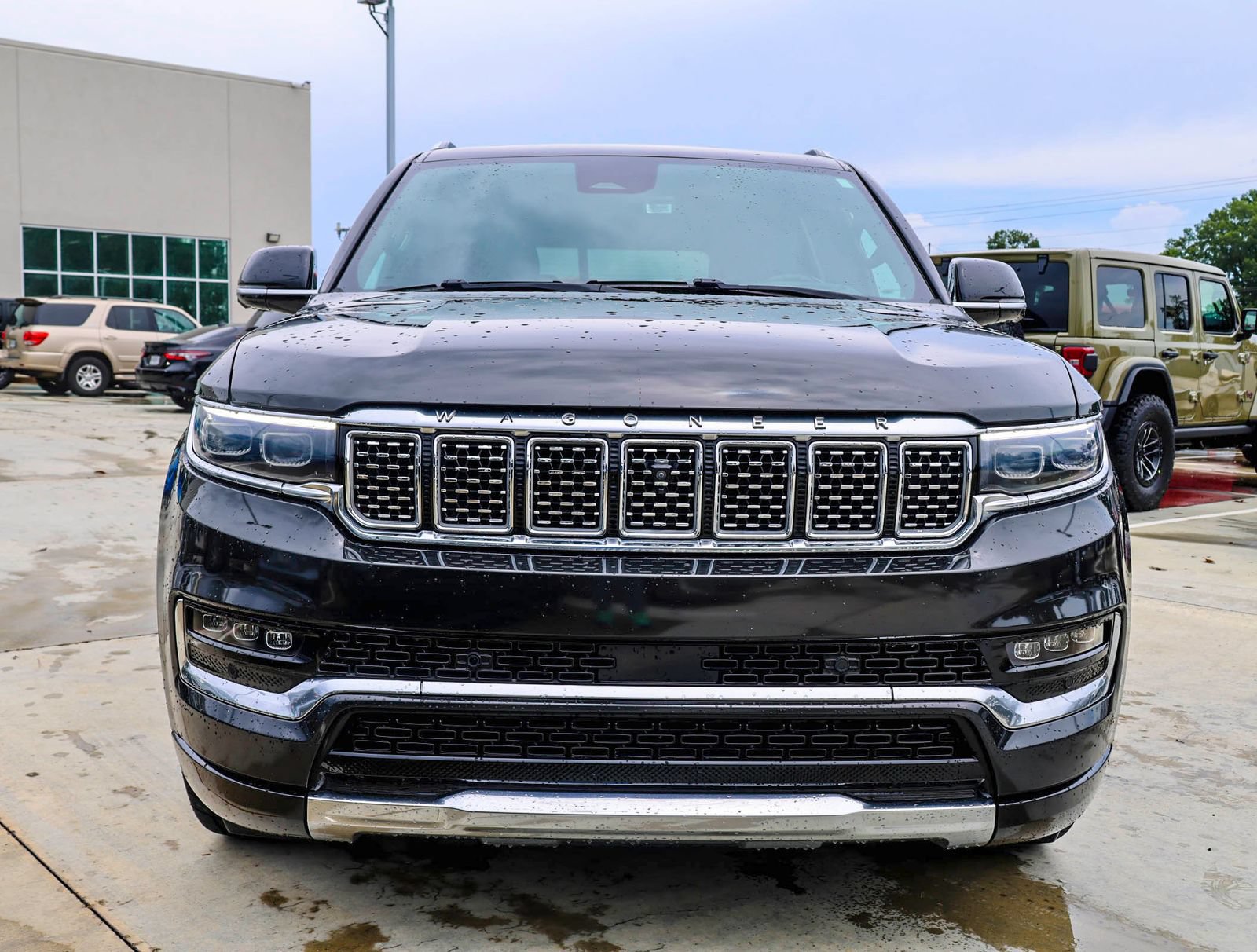Used 2023 Jeep Grand Wagoneer L Series II AWD/4WD image 3