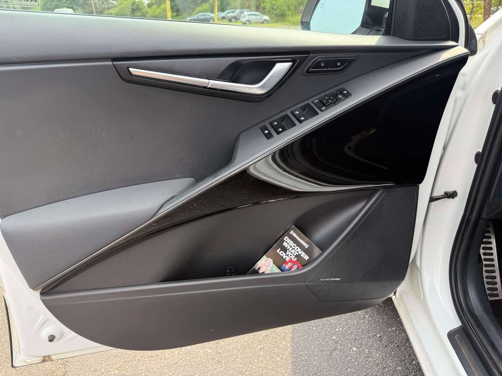 Used 2023 Kia Niro SX Touring FWD image 14