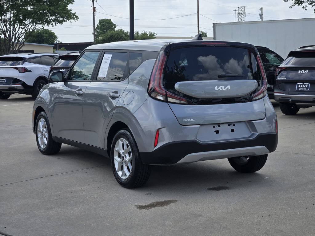 Certified 2025 Kia Soul LX w/ LX Technology Package FWD image 3