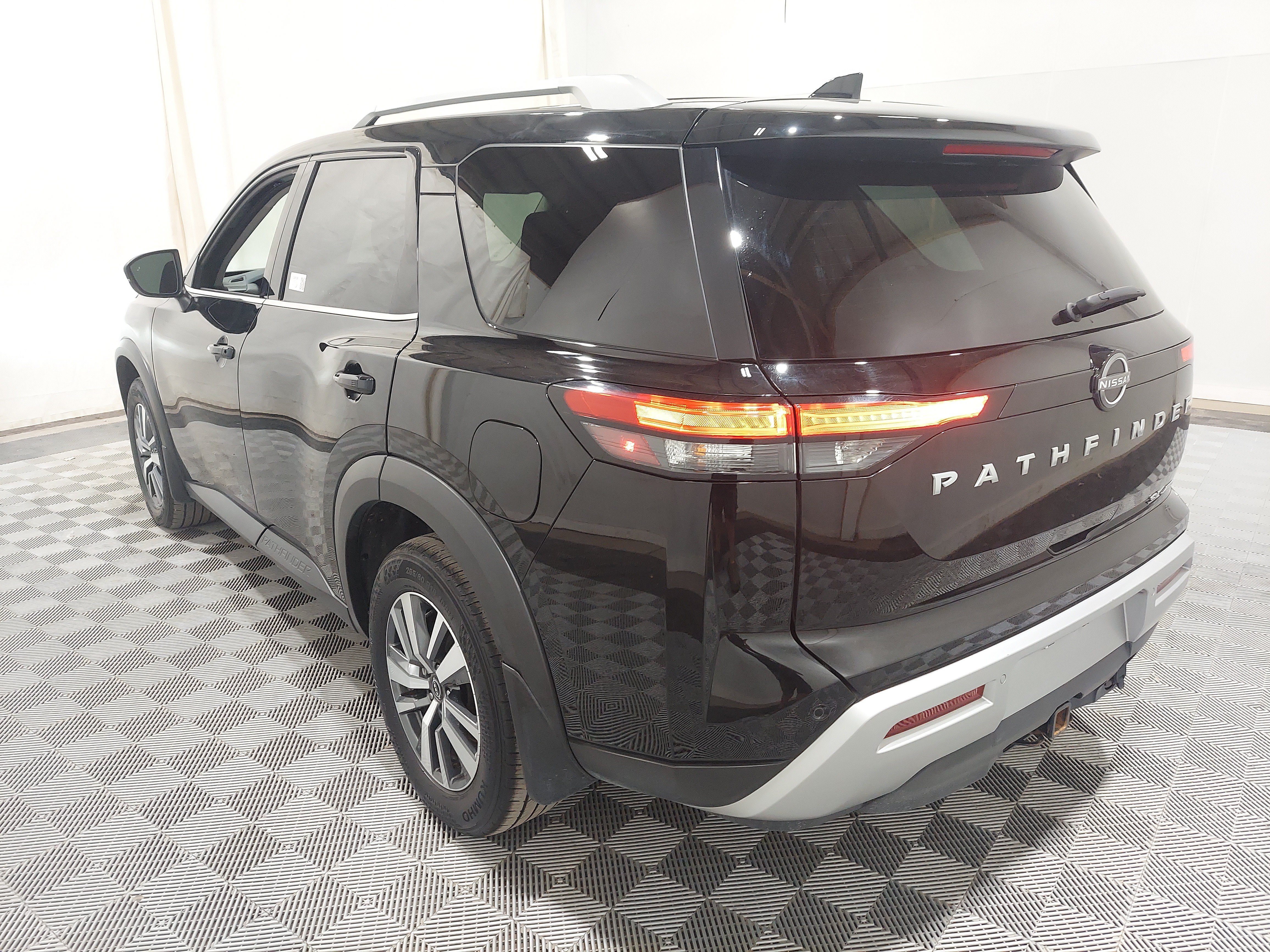 Used 2024 Nissan Pathfinder SL AWD/4WD image 2
