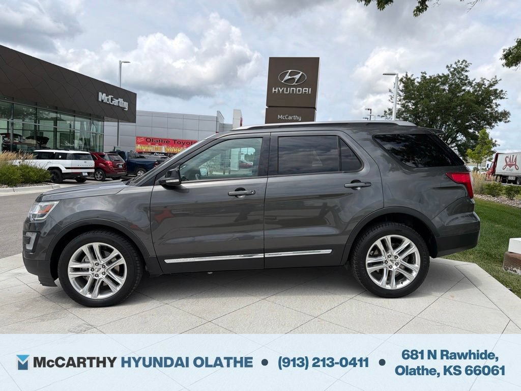 Used 2017 Ford Explorer XLT w/ Equipment Group 202A AWD/4WD image 13