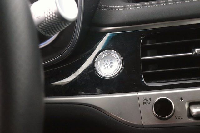 Used 2025 Genesis G70 2.5T image 22