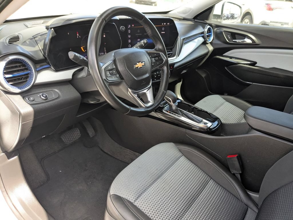 Used 2025 Chevrolet Trax LT w/ LT Convenience Package FWD image 13