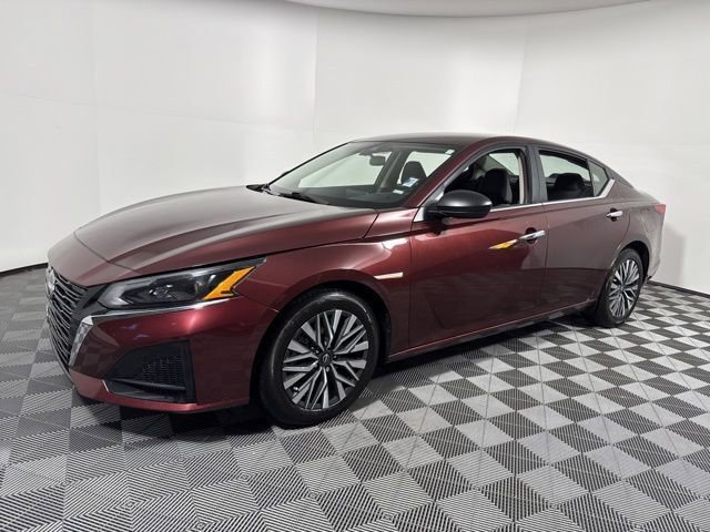 Used 2024 Nissan Altima 2.5 SV FWD image 2