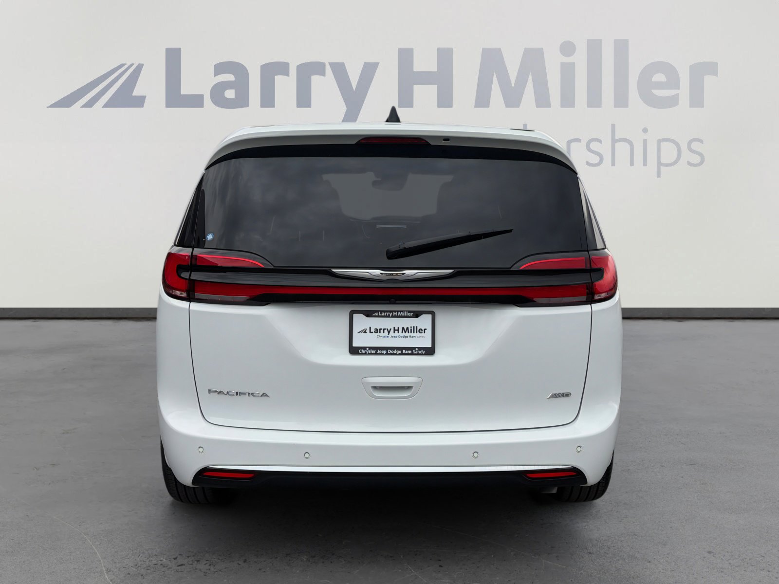 Used 2025 Chrysler Pacifica Select image 4