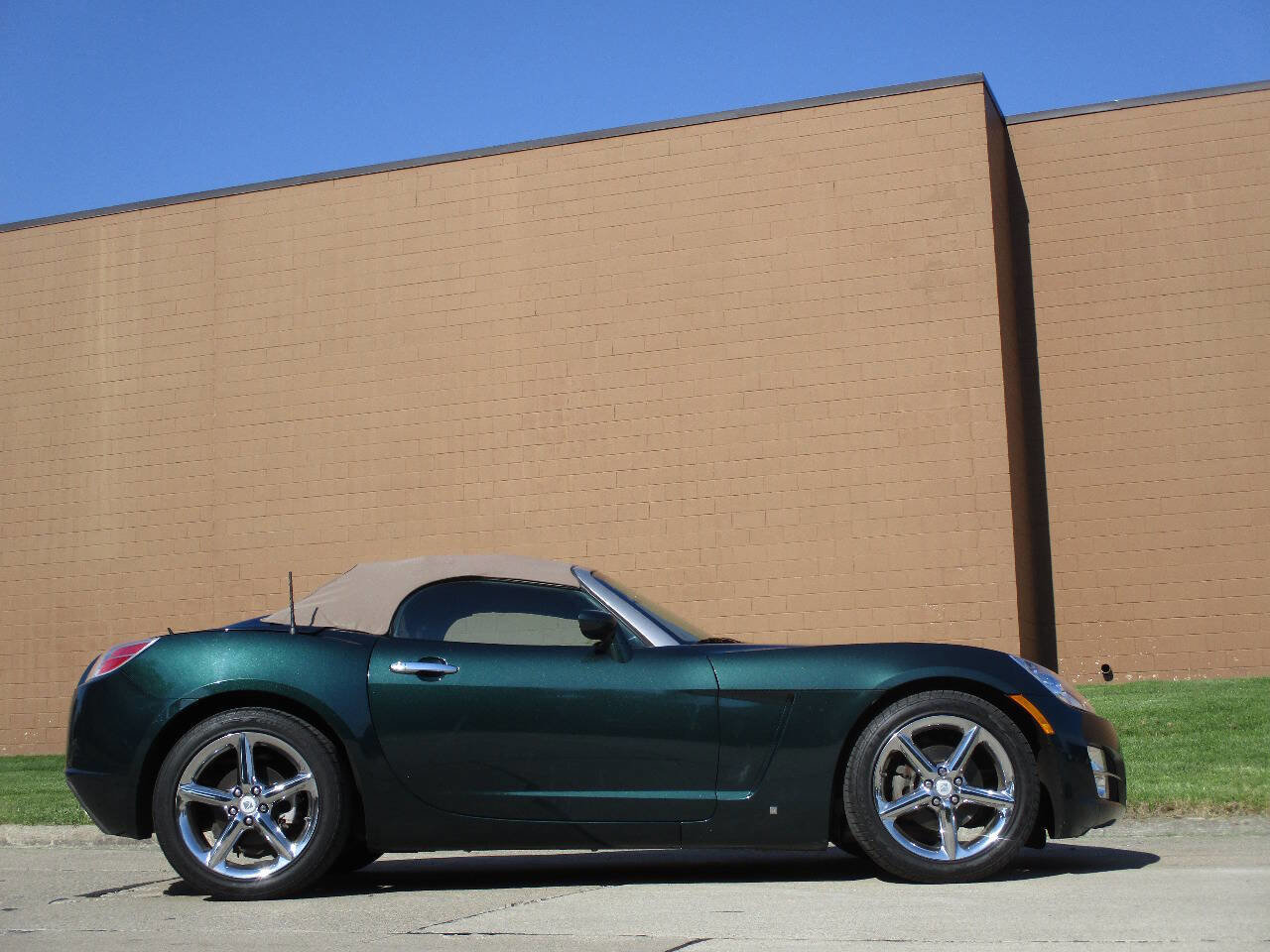 Used 2008 Saturn Sky w/ Premium Trim Package RWD image 4