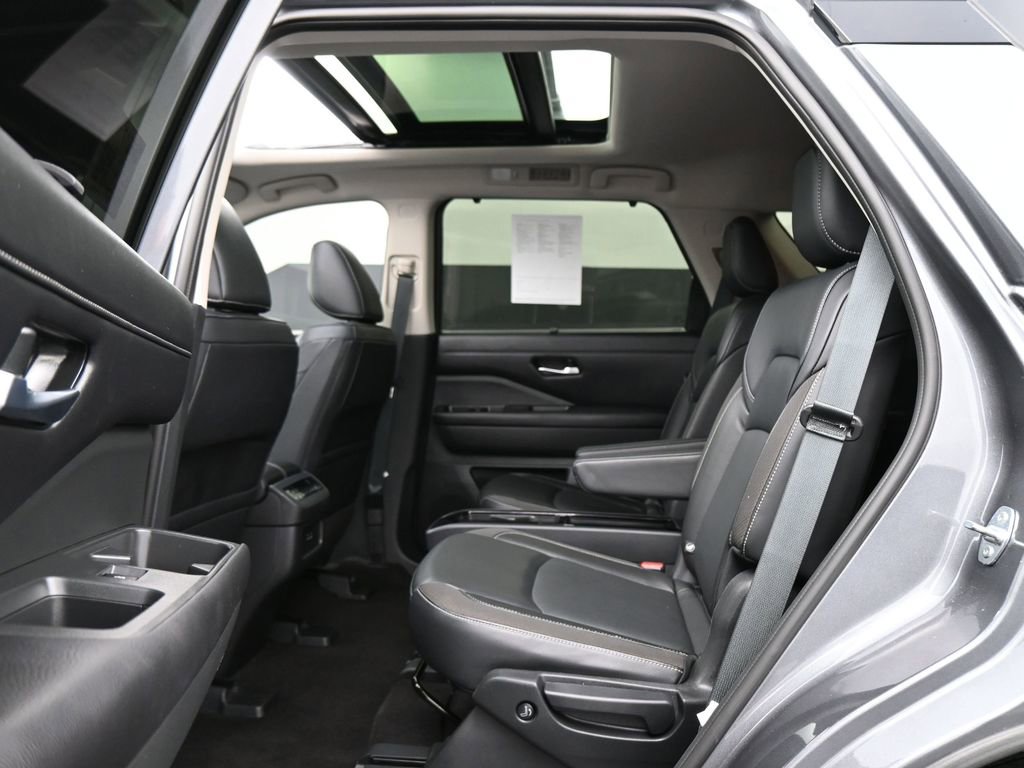 Used 2024 Nissan Pathfinder SL w/ SL Premium Package FWD image 18