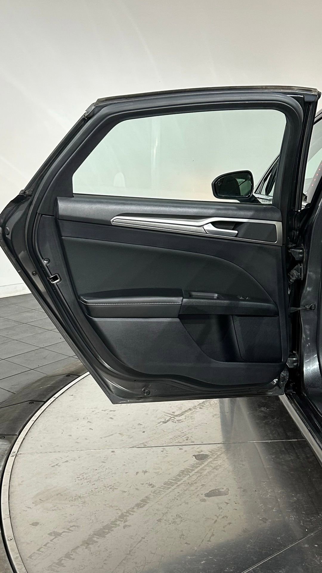 Used 2020 Ford Fusion SE FWD image 29