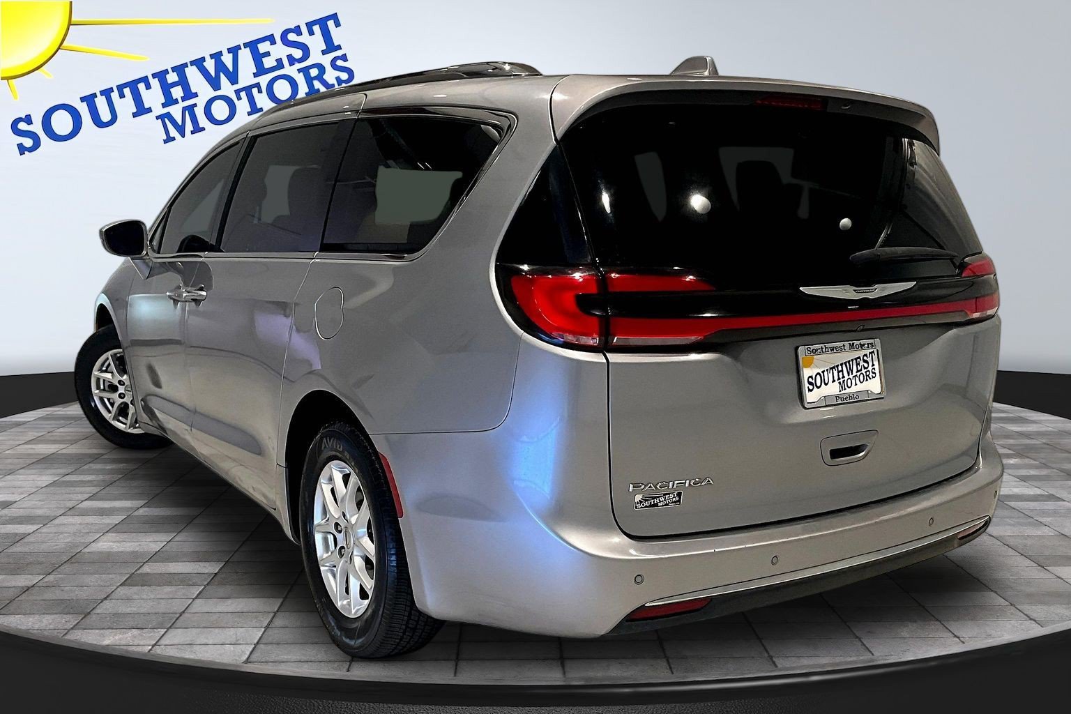 Used 2021 Chrysler Pacifica Touring-L FWD image 5