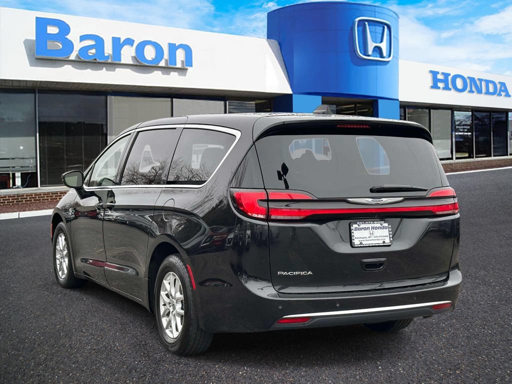 Used 2023 Chrysler Pacifica Touring-L FWD image 4