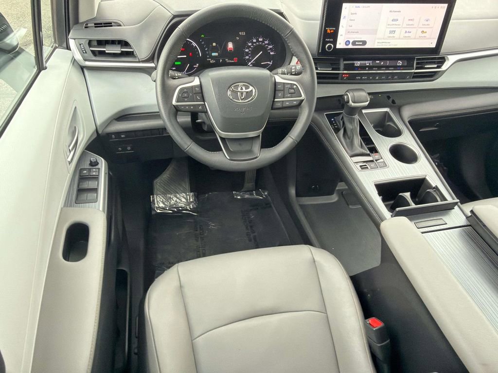 Used 2025 Toyota Sienna XLE image 9
