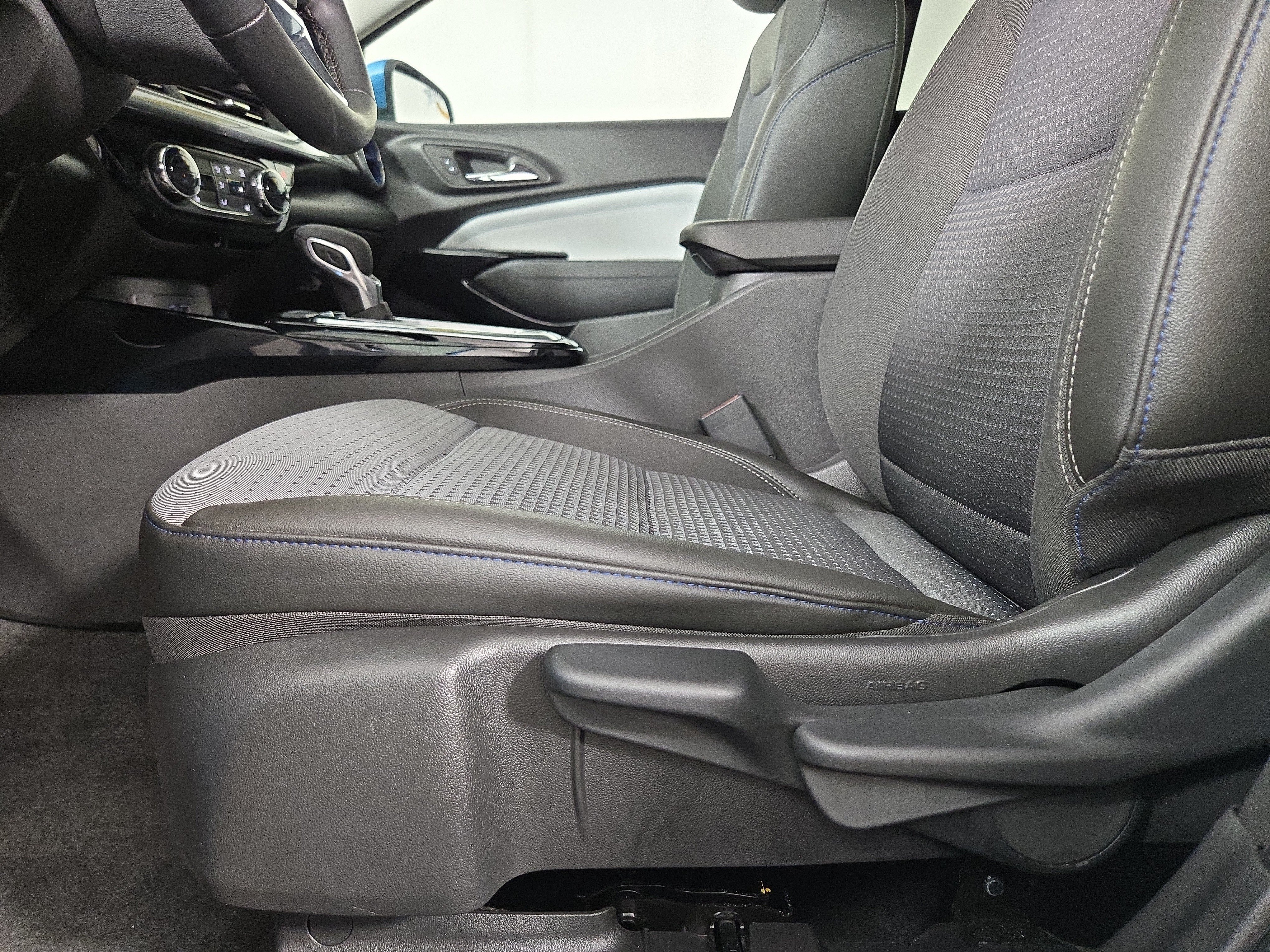Used 2025 Chevrolet Trax LT w/ LT Convenience Package FWD image 30