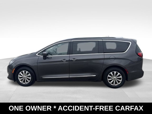 Used 2018 Chrysler Pacifica Touring-L w/ Premium Audio Group FWD image 2
