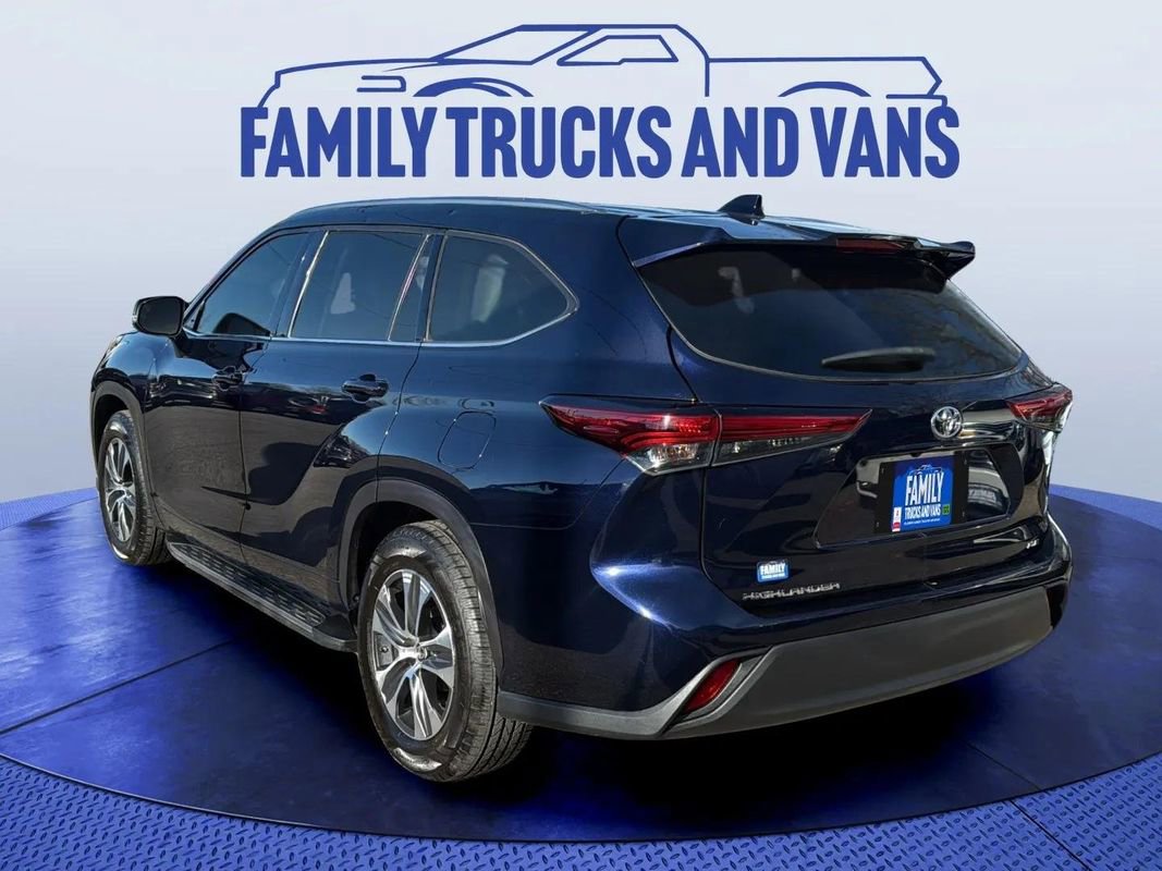 Used 2021 Toyota Highlander XLE image 3