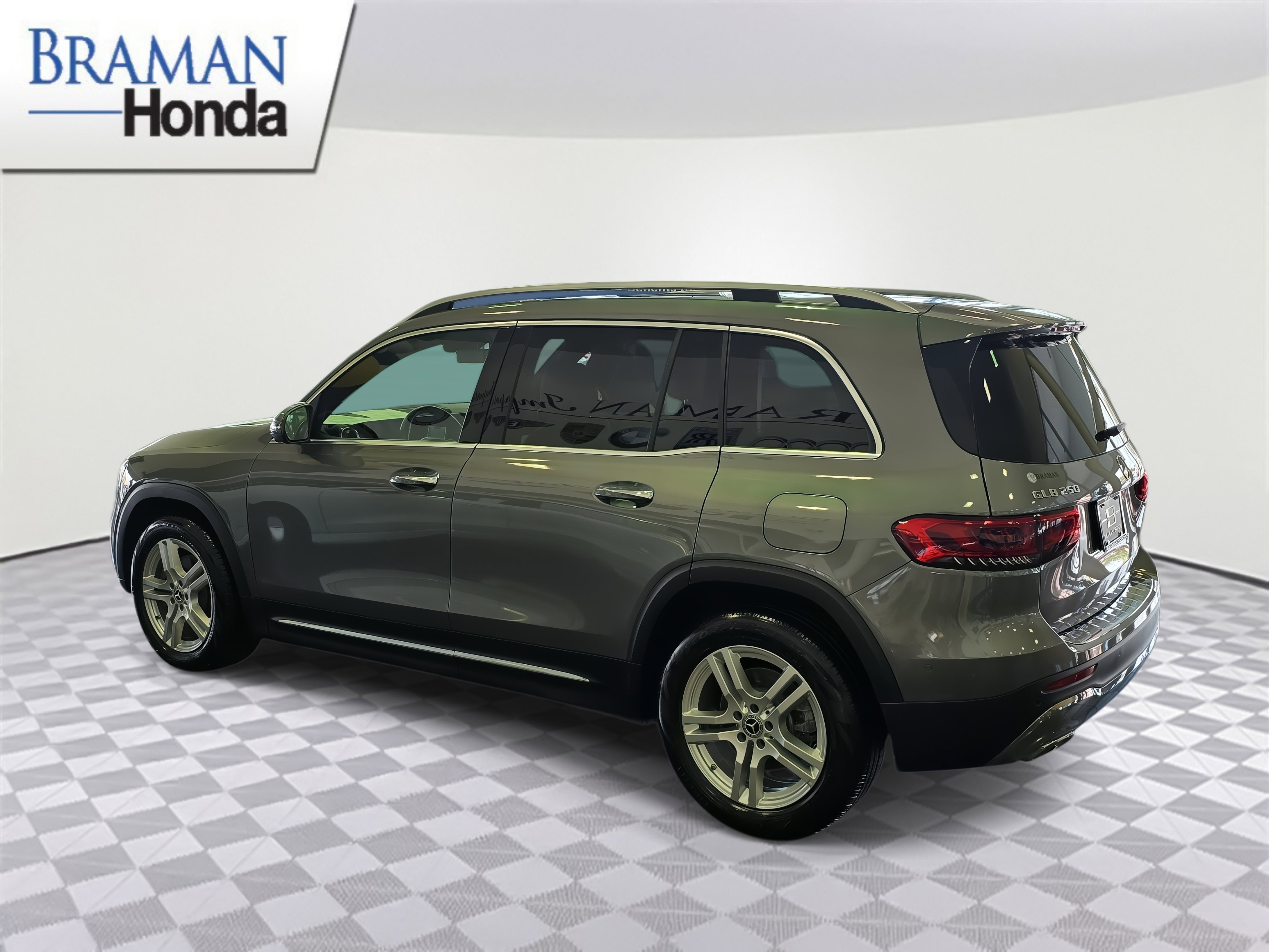 Used 2021 Mercedes-Benz GLB 250 4MATIC image 3