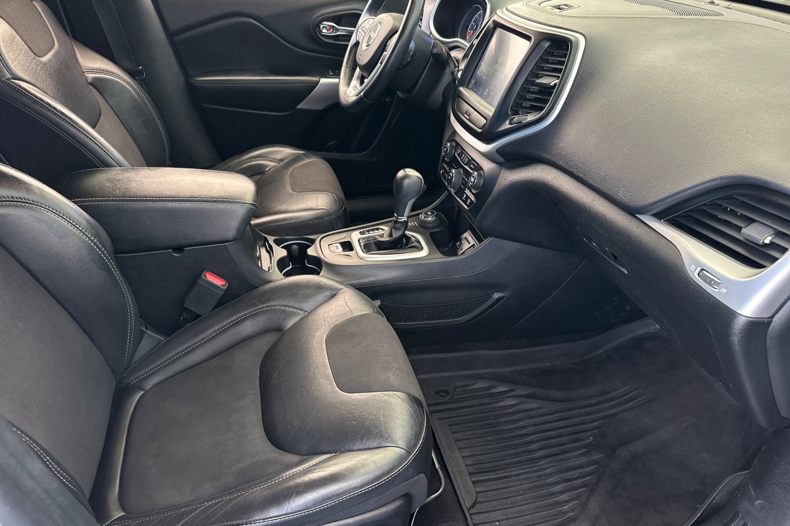 Used 2018 Jeep Cherokee Latitude Plus AWD/4WD image 17