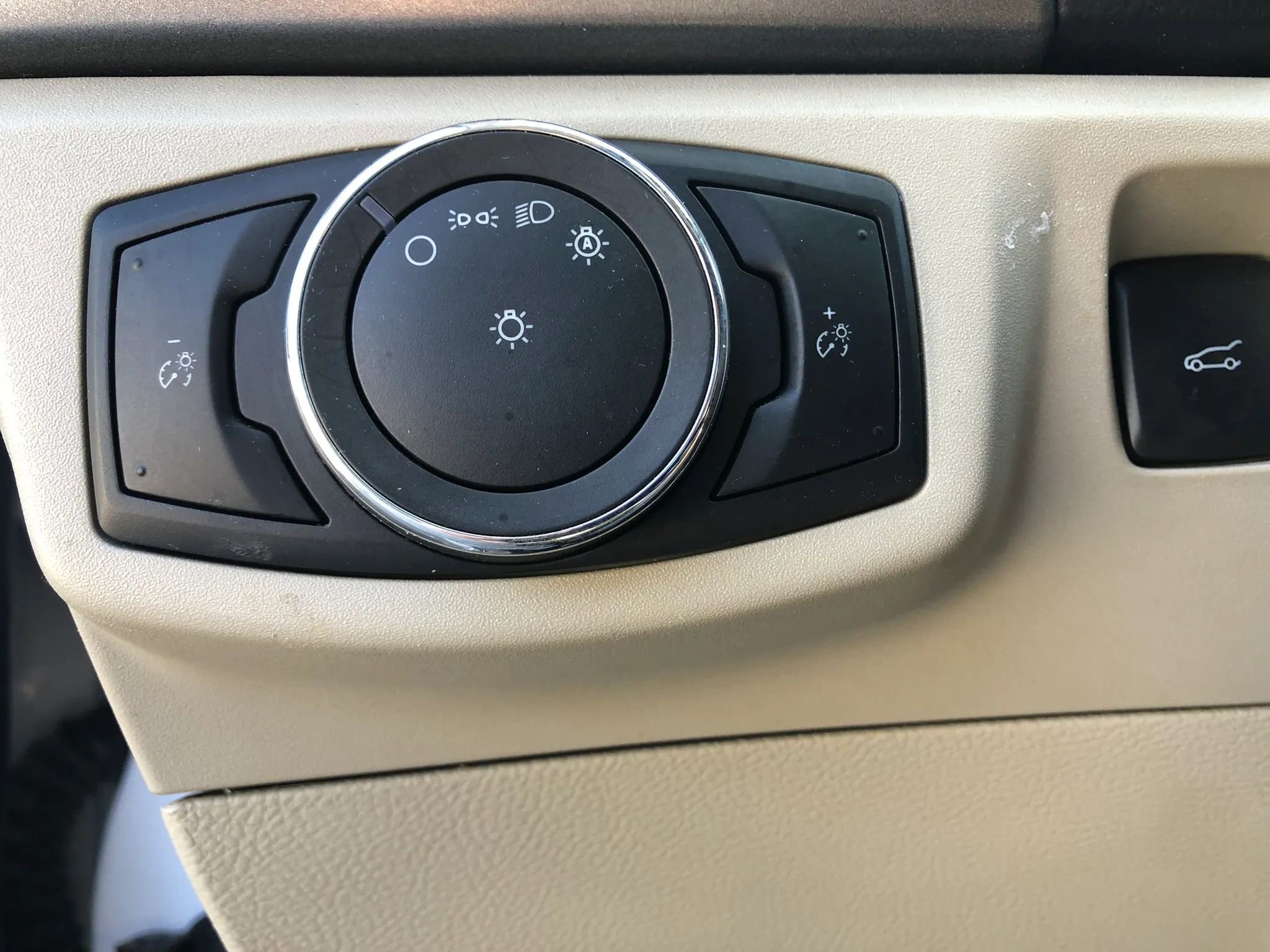 Used 2020 Ford Fusion SE FWD image 26