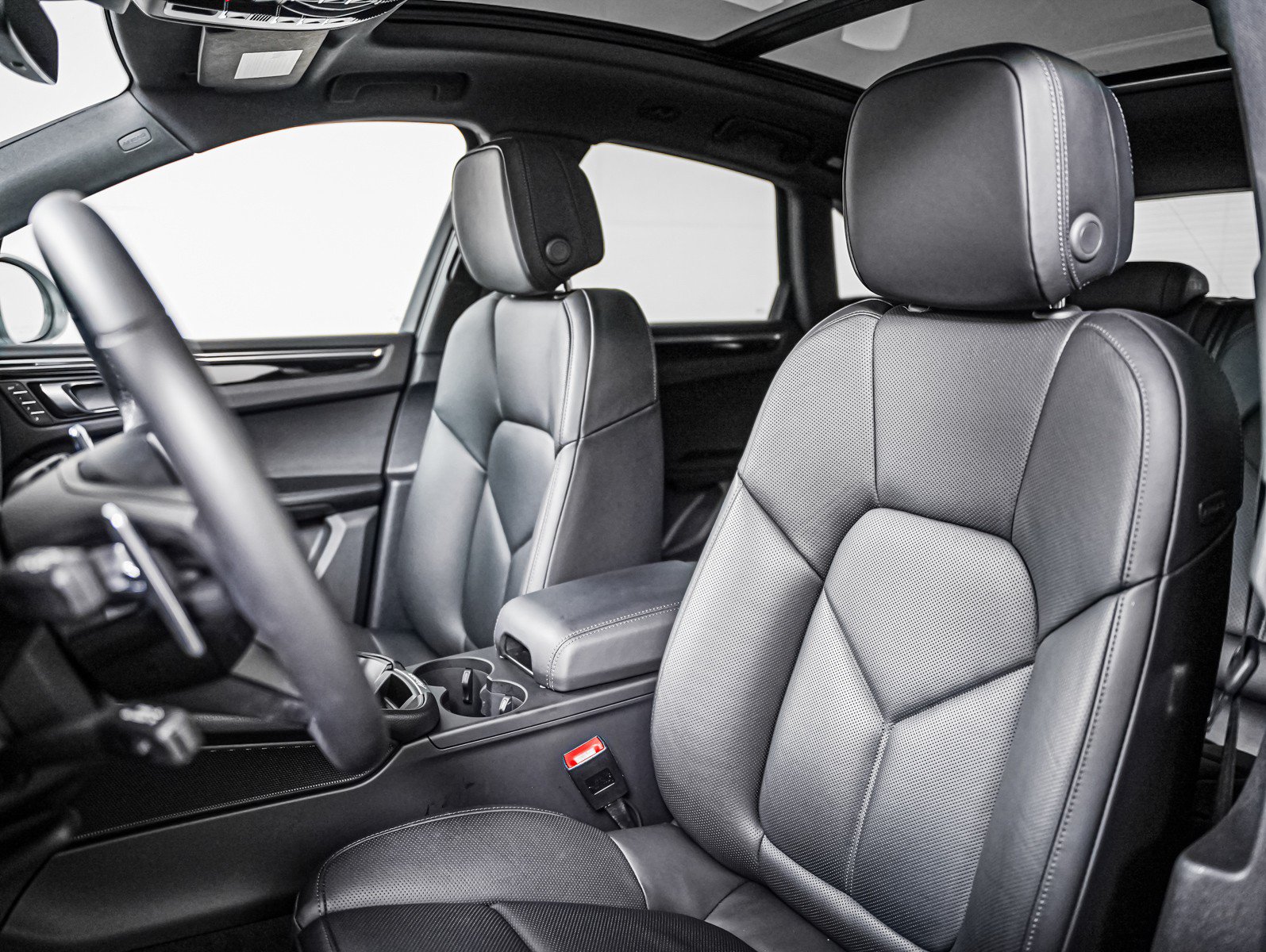 Certified 2026 Porsche Macan AWD/4WD image 5