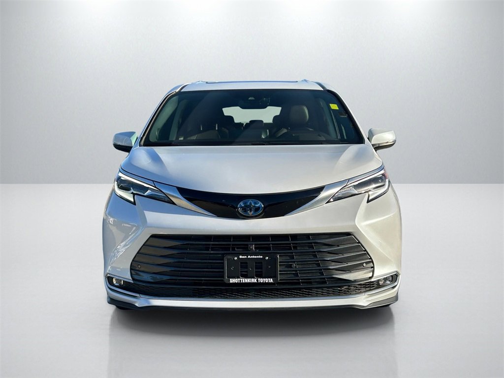 Used 2023 Toyota Sienna Platinum image 2