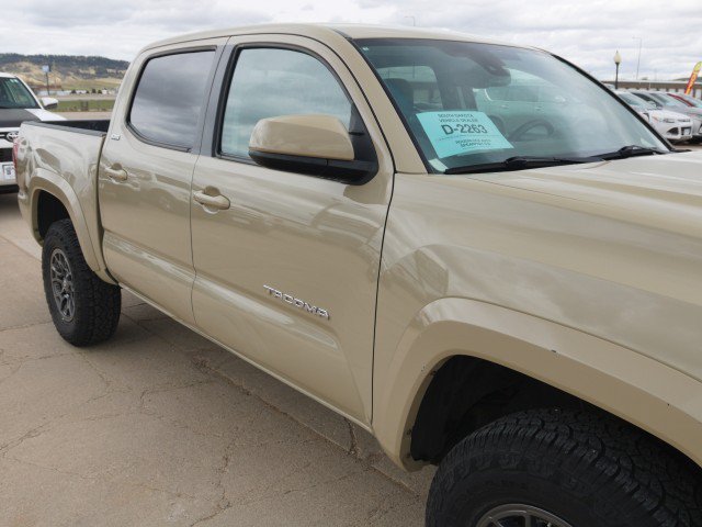 Used 2018 Toyota Tacoma SR5 AWD/4WD image 11