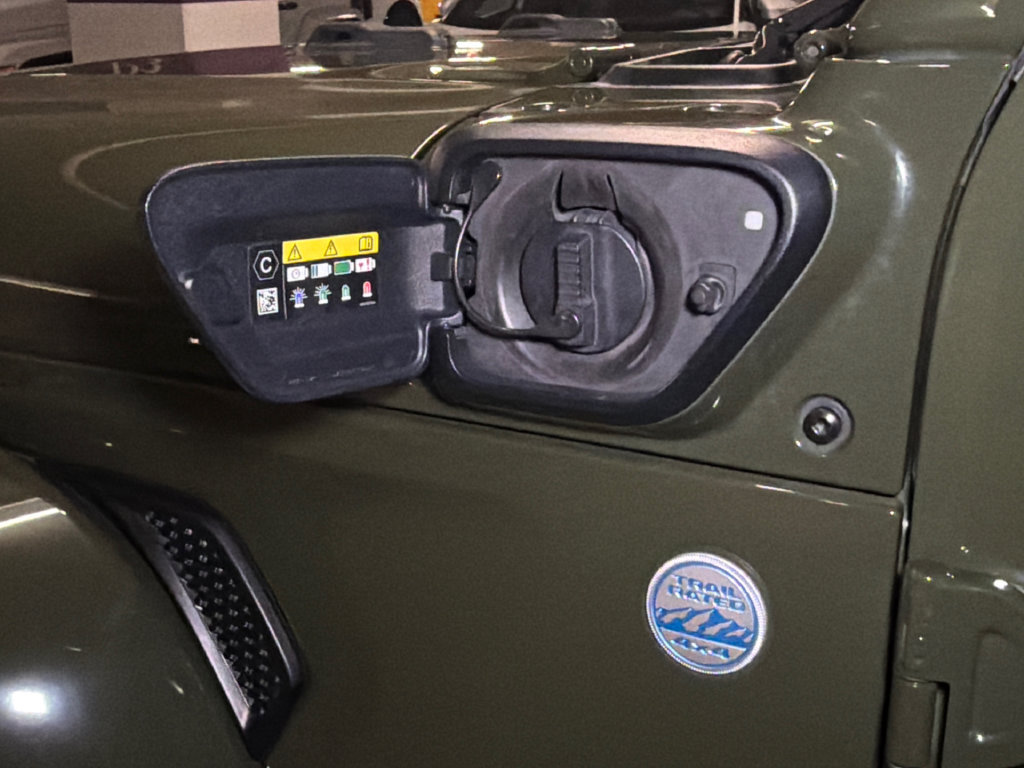 Used 2023 Jeep Wrangler Unlimited Sahara w/ Cold Weather Group AWD/4WD image 17