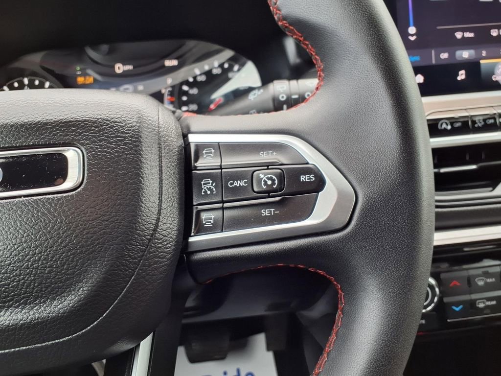 Used 2025 Jeep Compass Trailhawk AWD/4WD image 14