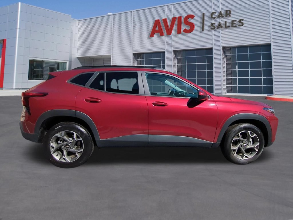 Used 2025 Chevrolet Trax LT w/ LT Convenience Package FWD image 5
