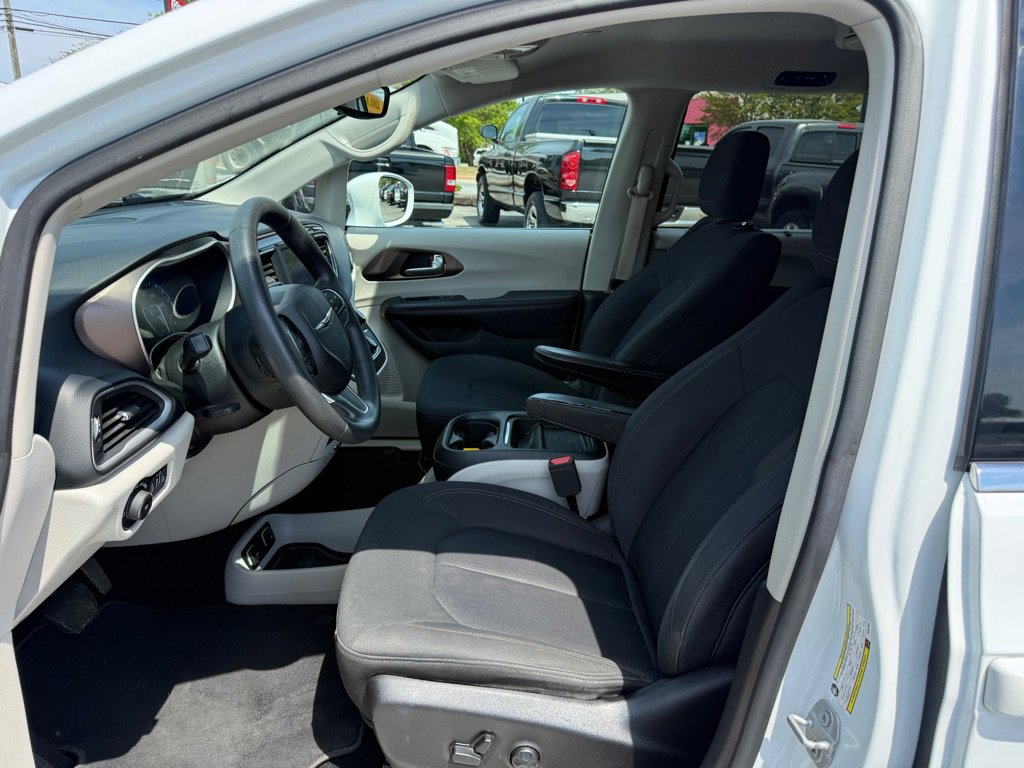 Used 2018 Chrysler Pacifica Touring Plus image 9