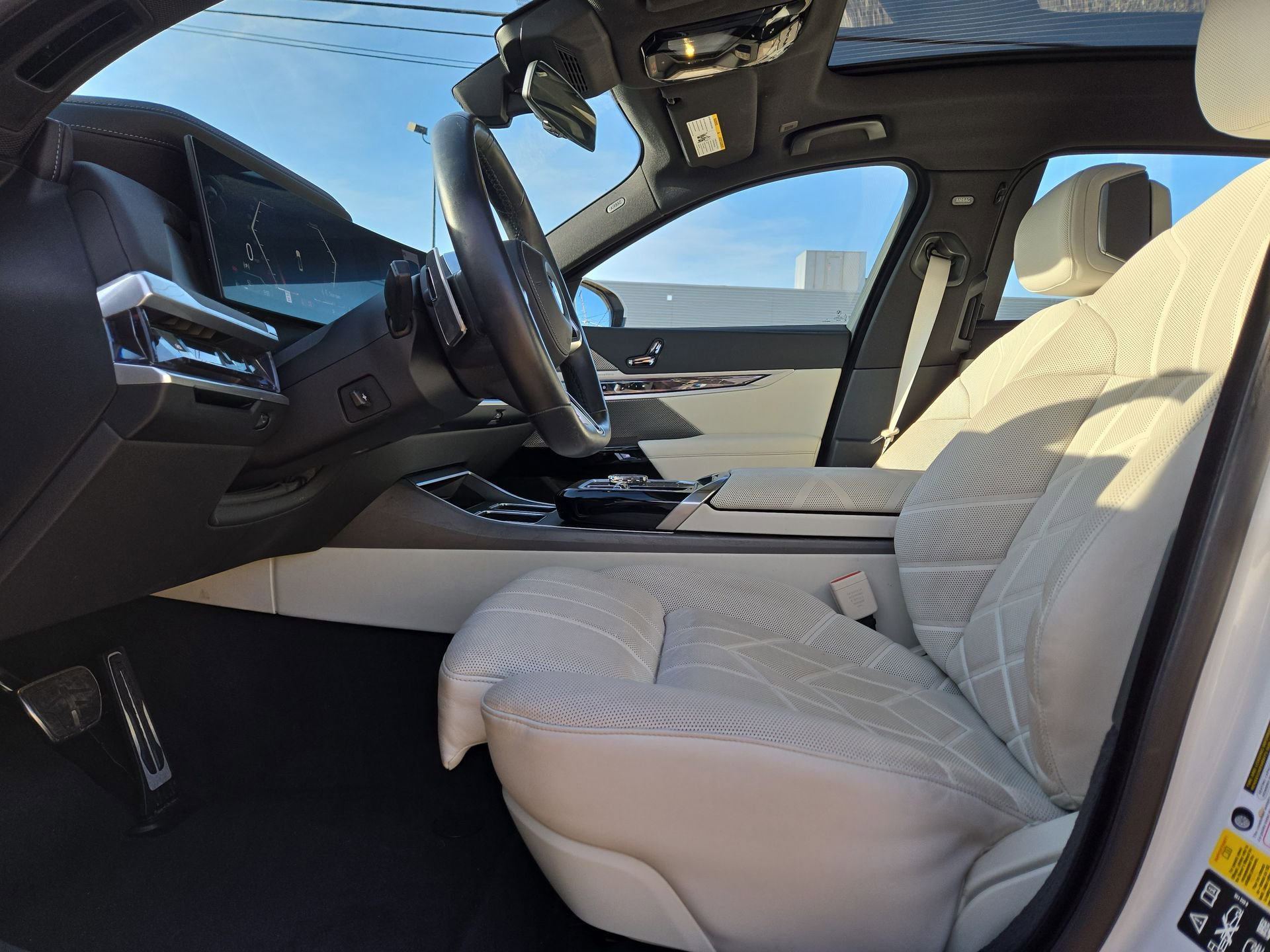 Used 2023 BMW 760i xDrive w/ Executive Package image 16