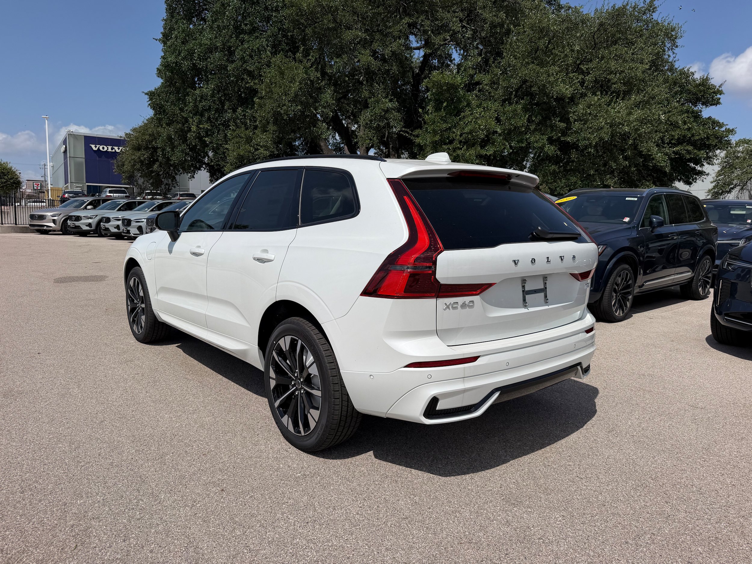 New 2026 Volvo XC60 T8 Plus w/ Climate Package AWD/4WD image 4