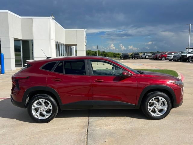 Used 2025 Chevrolet Trax LS w/ LS Convenience Package FWD image 3