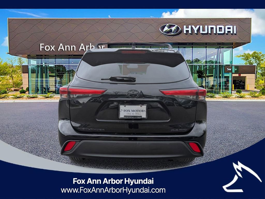 Used 2020 Toyota Highlander XLE AWD/4WD image 4