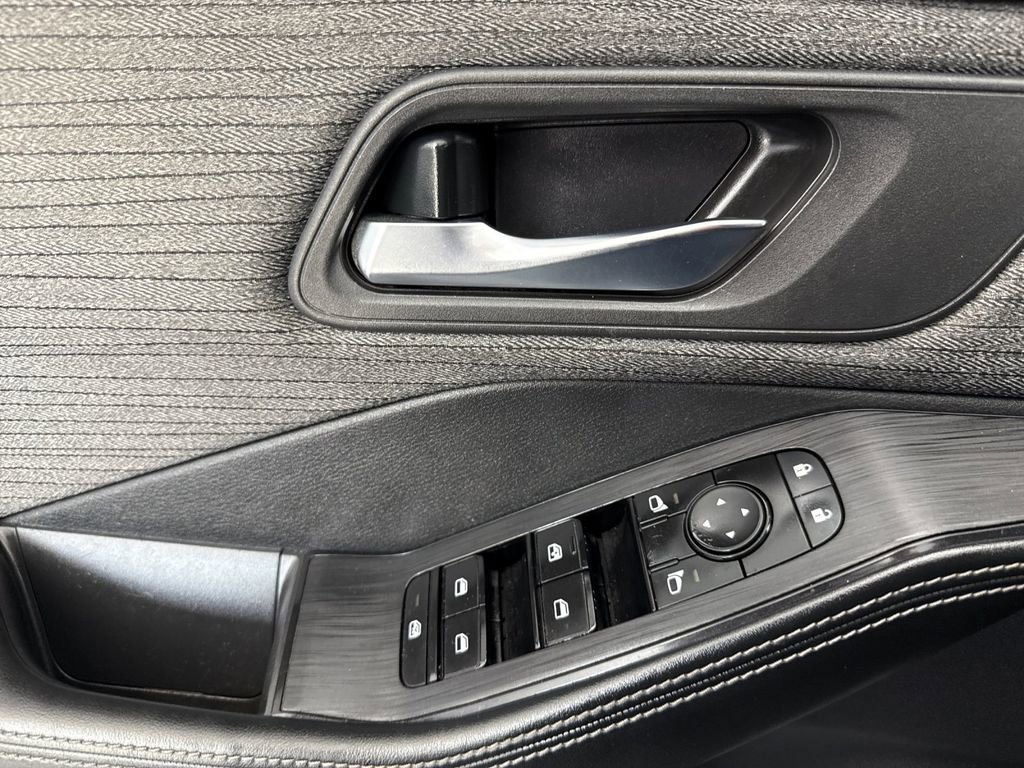 Used 2023 Nissan Rogue SV image 10