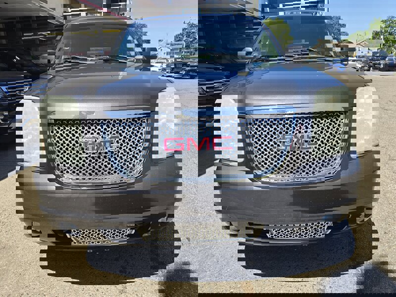 Used 2011 GMC Yukon Denali image 3