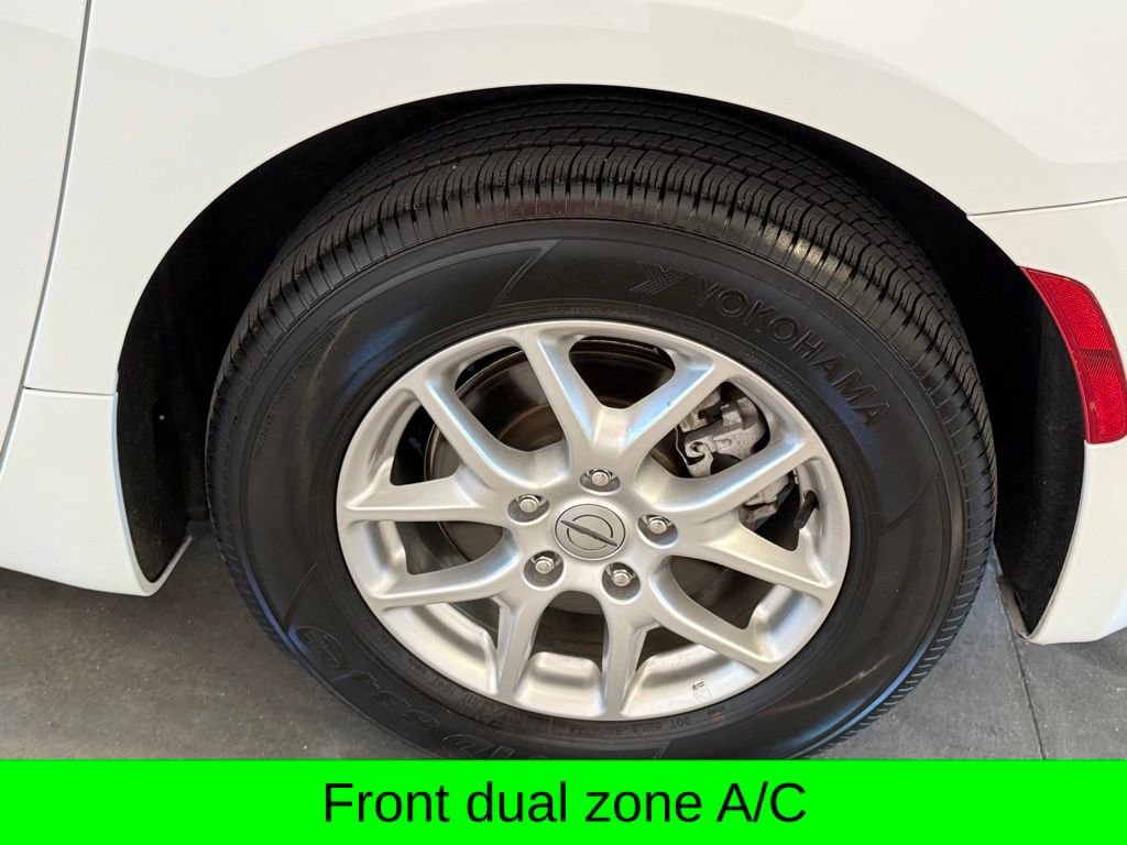 Used 2024 Chrysler Pacifica Touring-L image 4