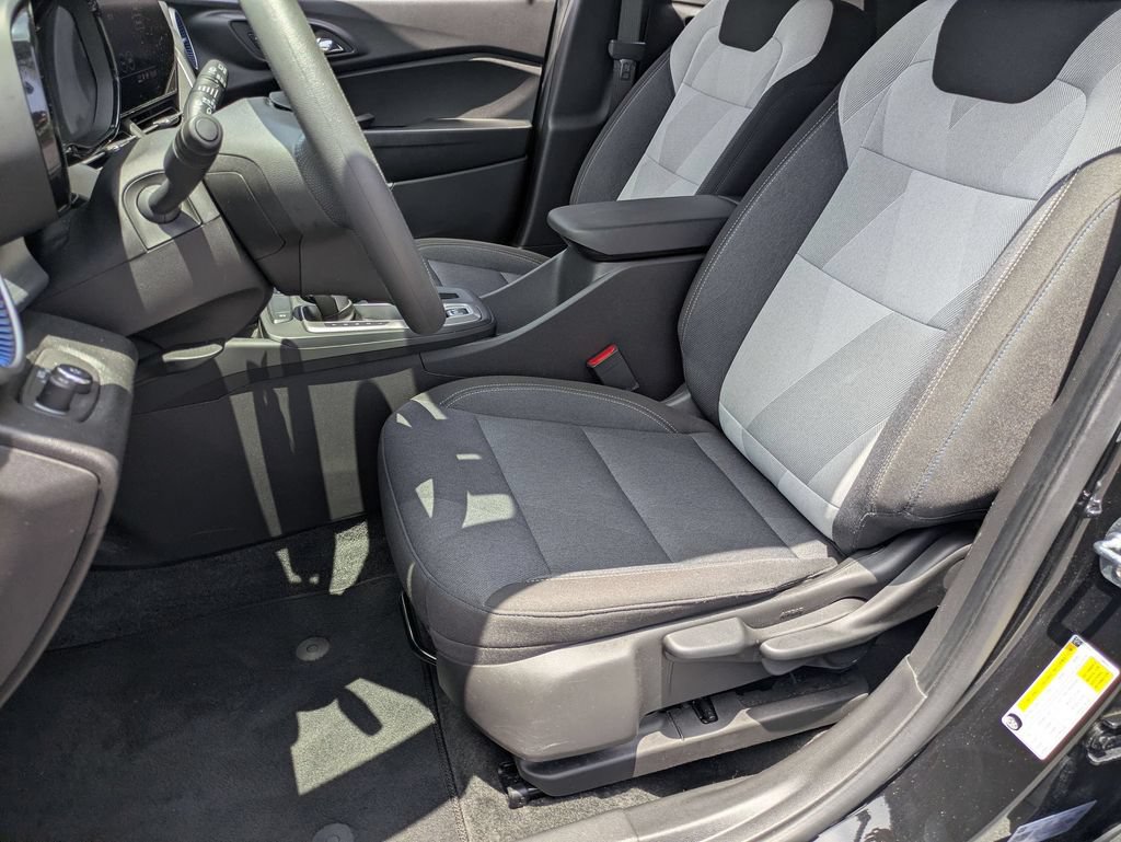 Used 2025 Chevrolet Trax LS FWD image 14