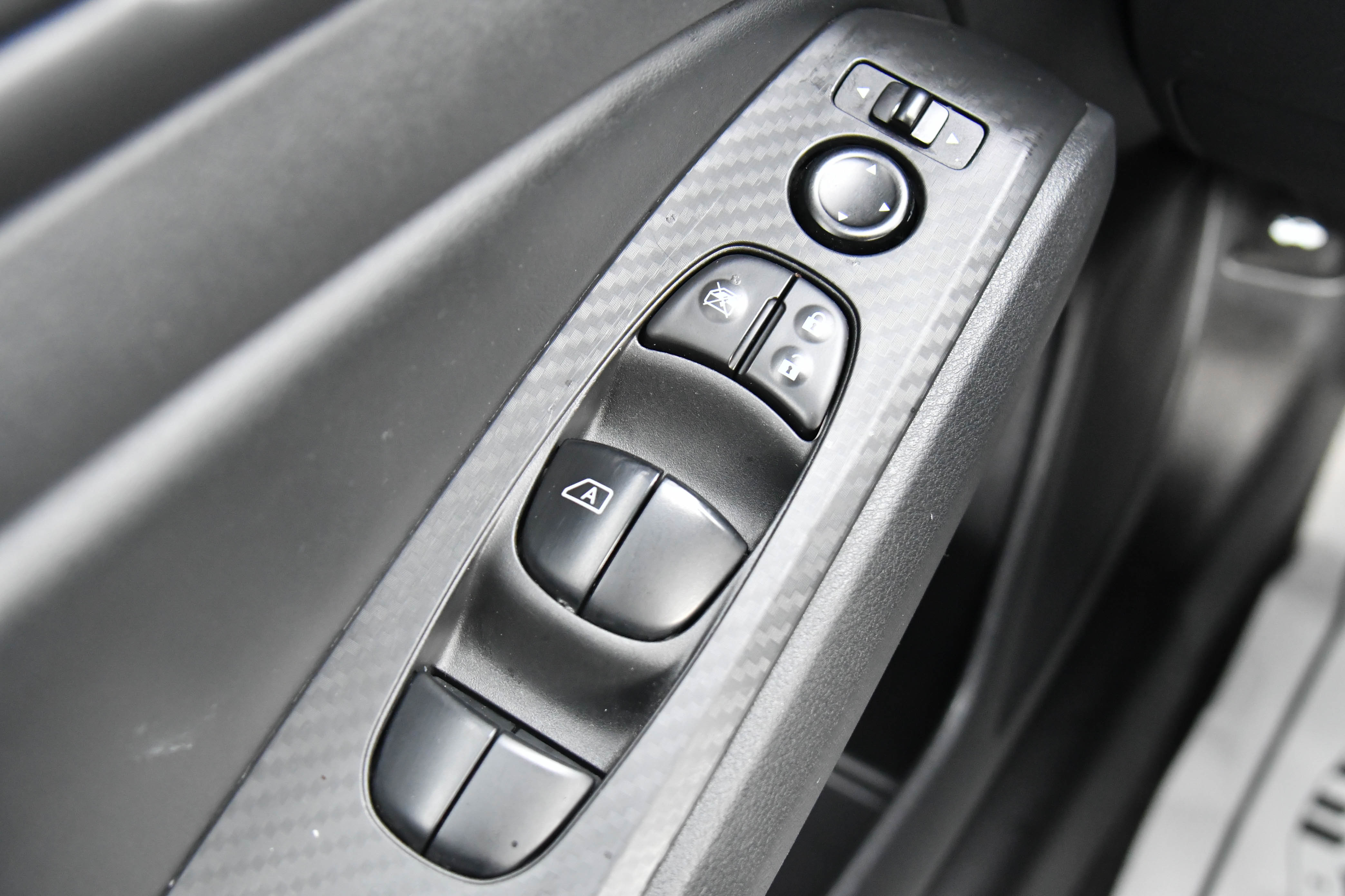 Used 2024 Nissan Altima 2.5 SV image 31