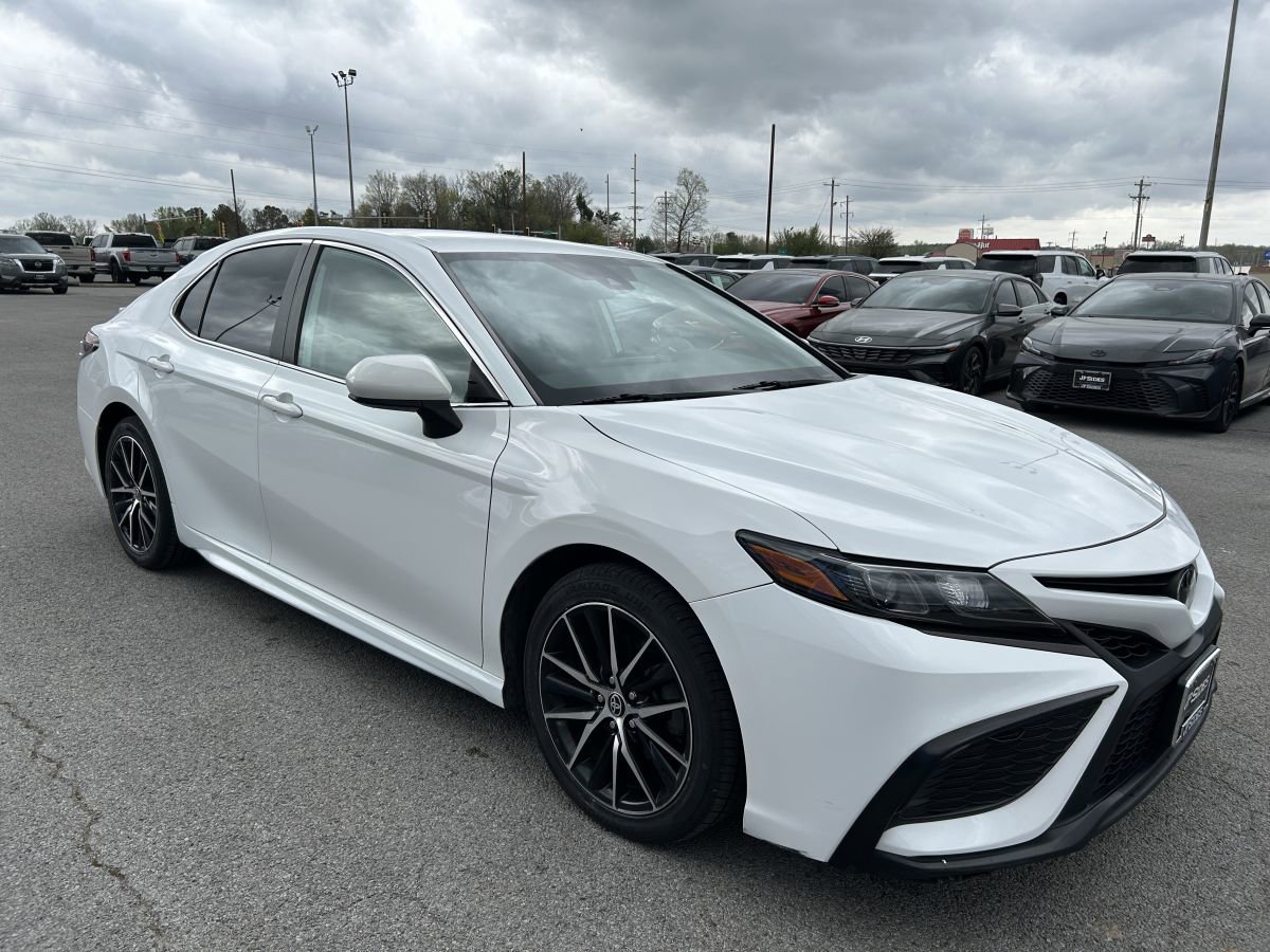 Used 2021 Toyota Camry SE image 2