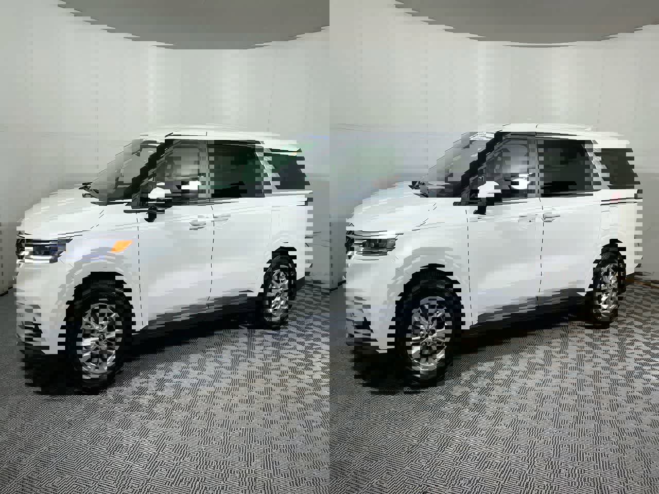 Used 2024 Kia Carnival LX image 11