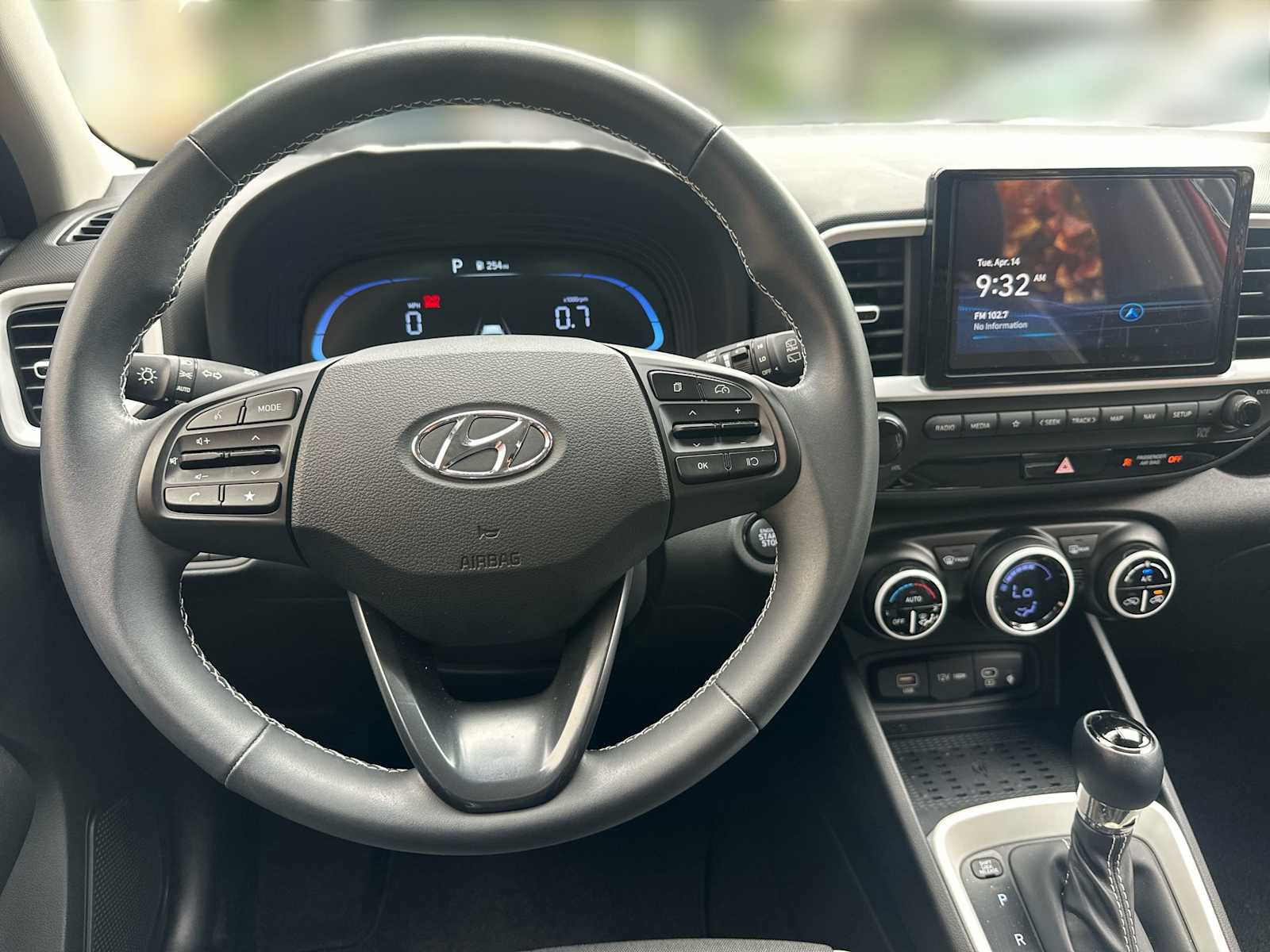 Used 2024 Hyundai Venue Limited image 2